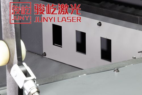 Высокомощный оптоволоконный лазерный станок VF6025H (полностью закрытый лазерный резак с челночным столом)